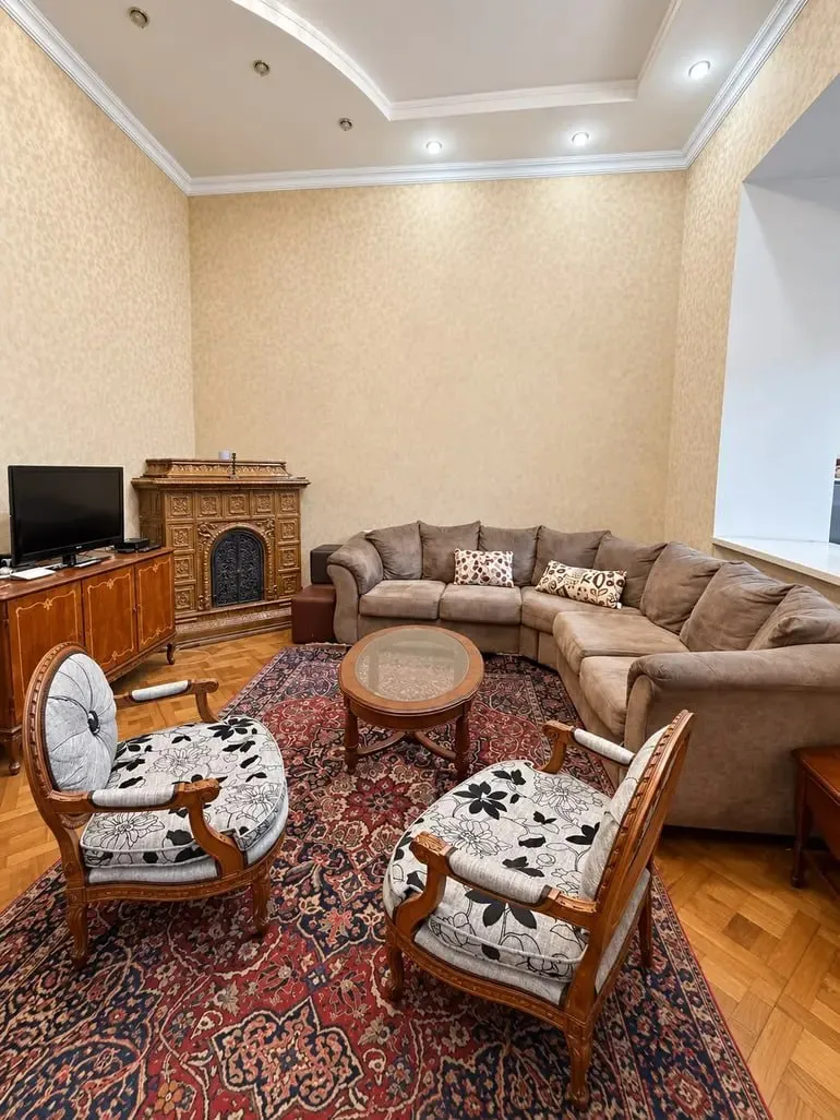 5-room apartment in Sololaki, $1500/month