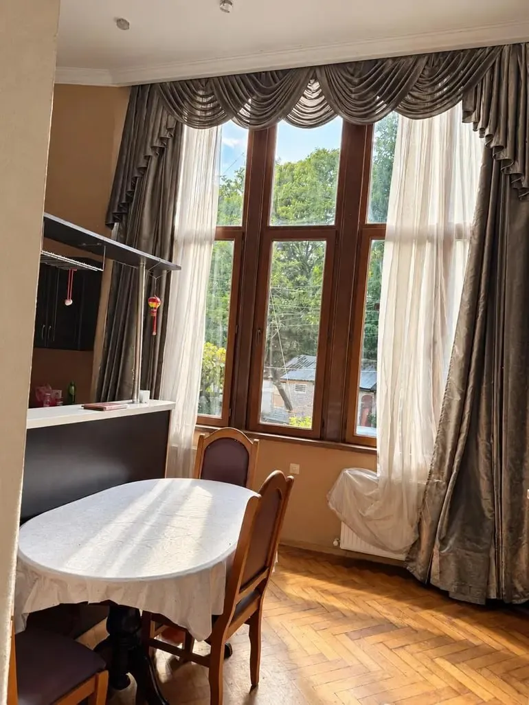 5-room apartment in Sololaki, $1500/month