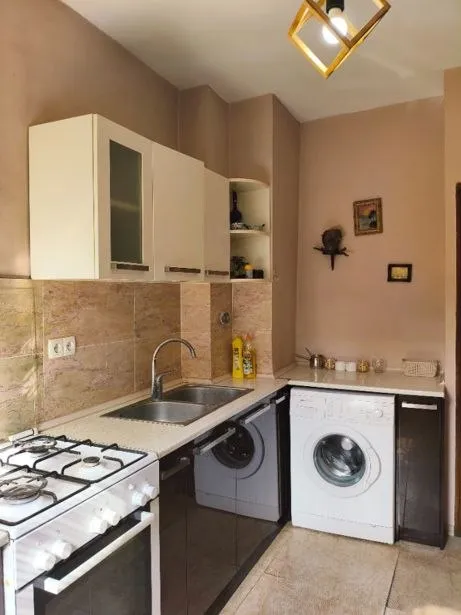 3-bedroom apartment in Saburtalo, $700/month