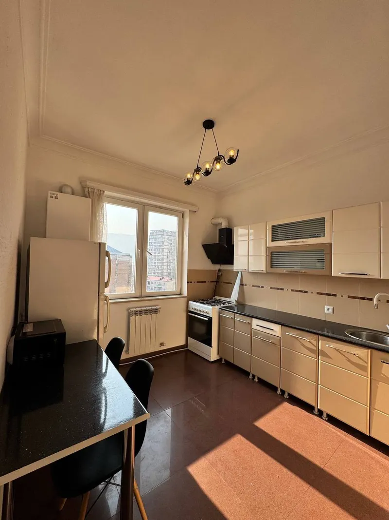 2-ოთახიანი ბინა Pekini-ზე, Saburtalo, $800/თვე